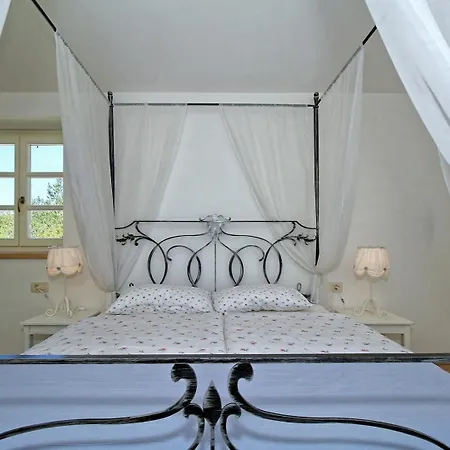 Family Dvori For 12 Persons With Pool In The Heart Of Istria Trviz
