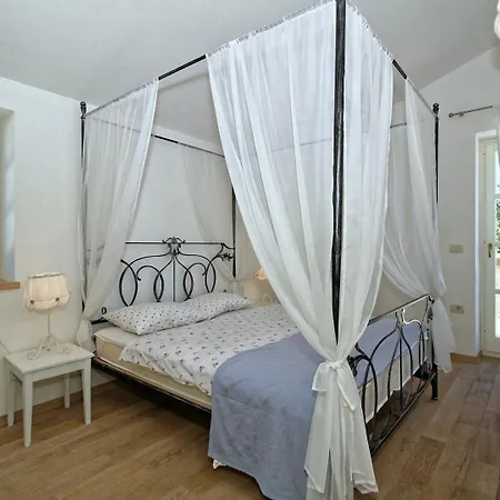 Family Dvori For 12 Persons With Pool In The Heart Of Istria Holiday home *
